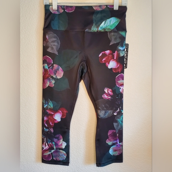 Active Queens Capri Yoga Pants - Picture 9 of 9